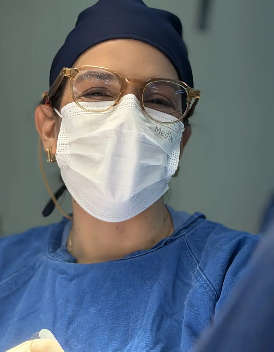 Dra. Gabriela Madeira de touca, óculos e máscara cirúrgica
